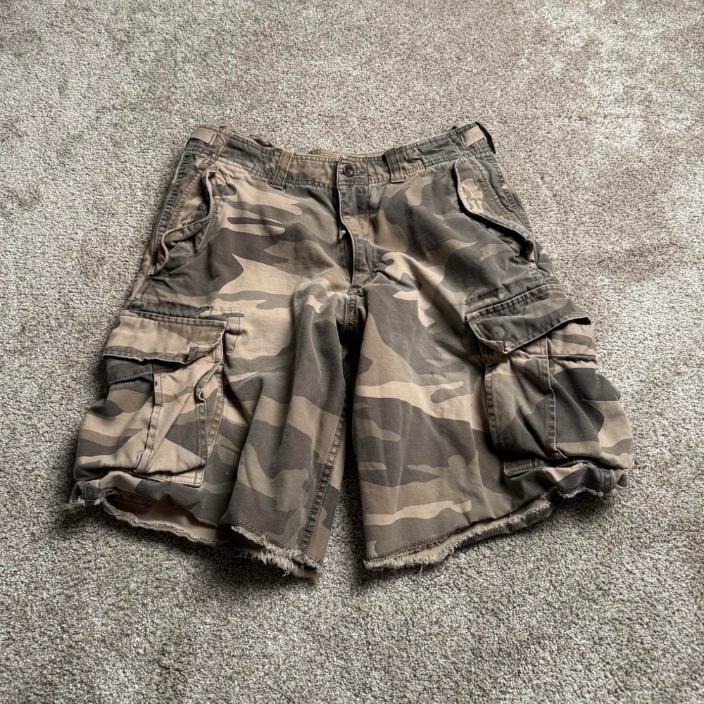 OLD NAVY CAMO FLAP POCKET CARGO SHORTS